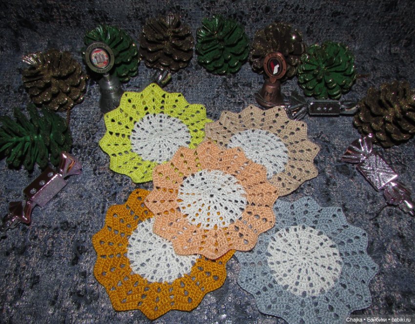 Аксессуары для кукольных домиков - маленькие вязаные салфетки (11 см) (фото 7)