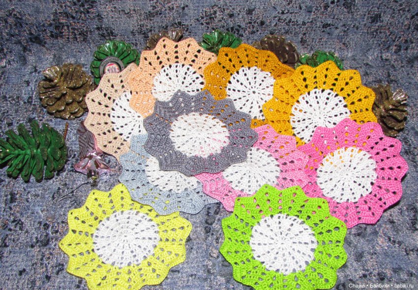 Аксессуары для кукольных домиков - маленькие вязаные салфетки (11 см) (фото 8)