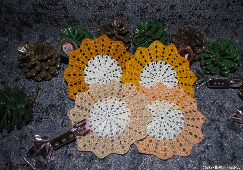 Аксессуары для кукольных домиков - маленькие вязаные салфетки (11 см) (фото 2)