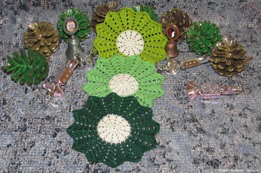 Аксессуары для кукольных домиков и фото сессий — вязаные салфетки ( 12.5 см ) (фото 4)
