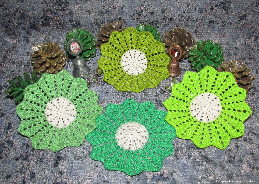 Аксессуары для кукольных домиков и фото сессий — вязаные салфетки ( 12.5 см ) (фото 3)