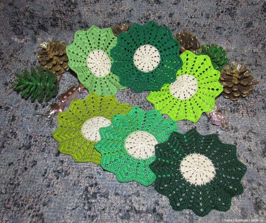 Аксессуары для кукольных домиков и фото сессий — вязаные салфетки ( 12.5 см ) (фото 2)