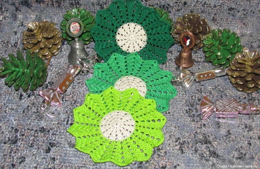 Аксессуары для кукольных домиков и фото сессий — вязаные салфетки ( 12.5 см ) (фото 5)