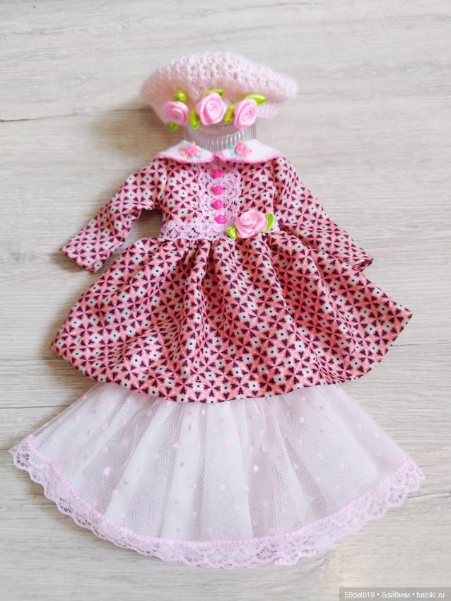 Продолжаем розовую тему в кукольном гардеробе: шёлковое платье с розовым принтом (фото 4)