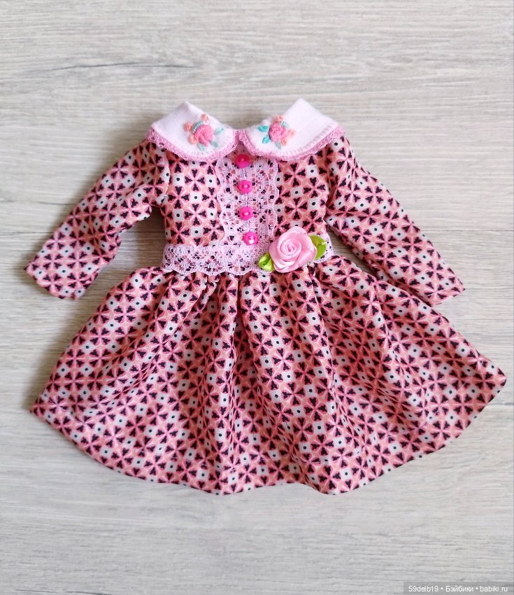 Продолжаем розовую тему в кукольном гардеробе: шёлковое платье с розовым принтом (фото 3)