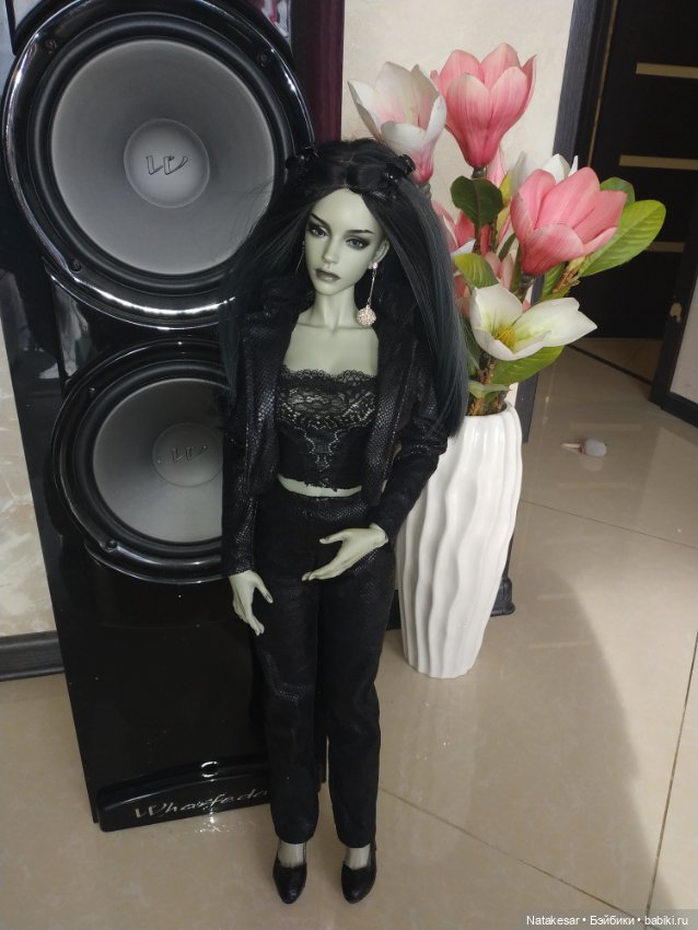 Раффина в кожаном костюме (фото 4)