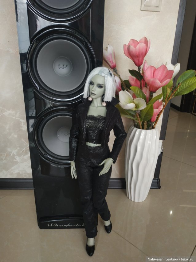 Раффина в кожаном костюме (фото 6)