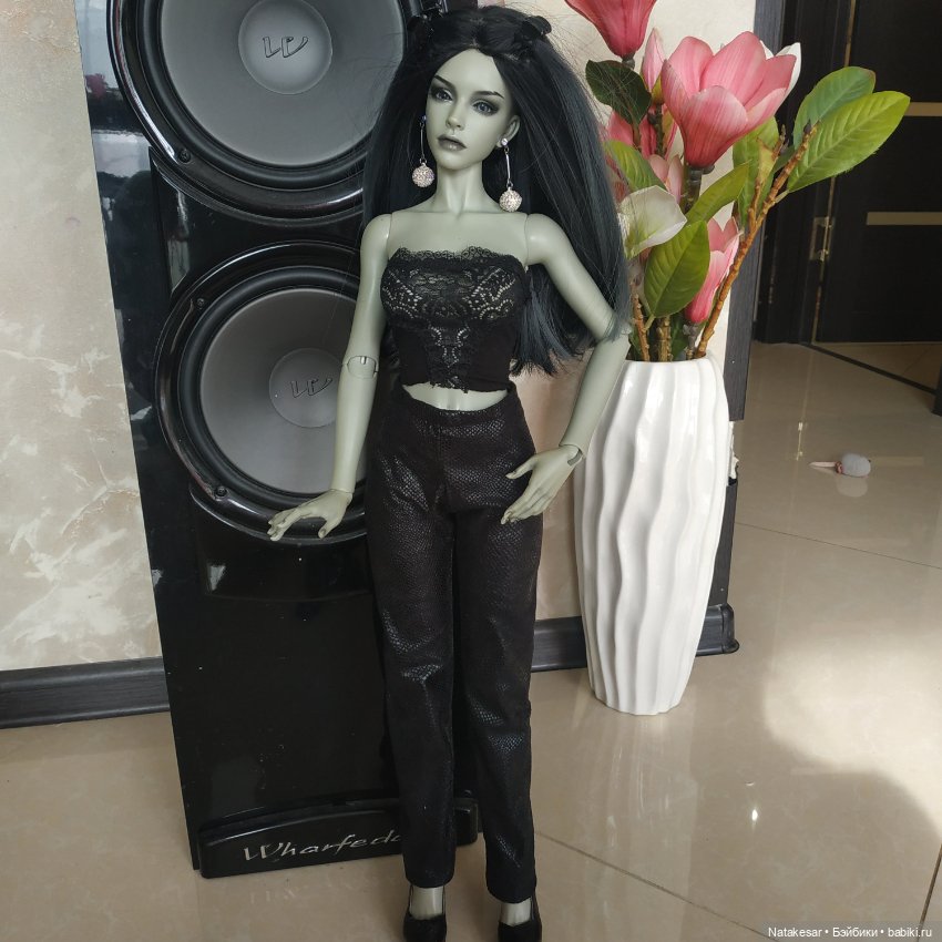 Раффина в кожаном костюме