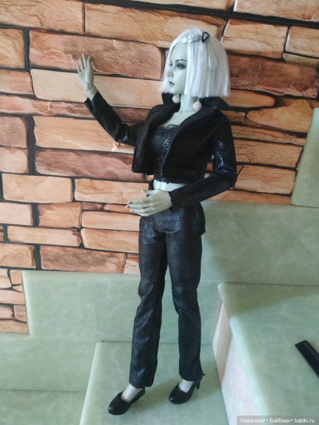 Раффина в кожаном костюме (фото 8)