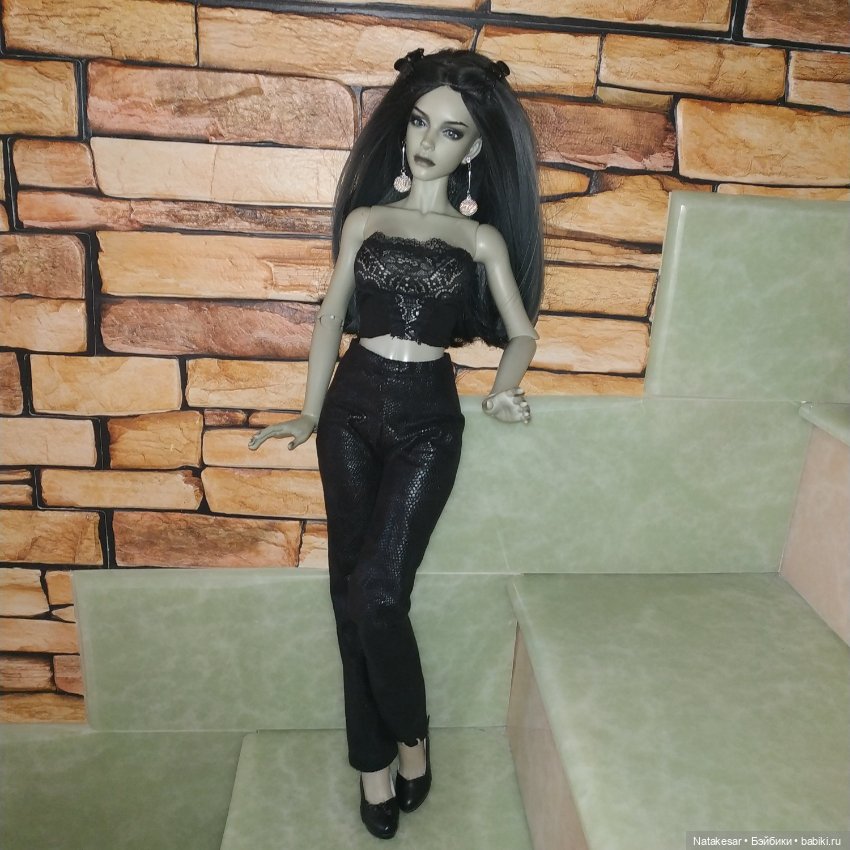 Раффина в кожаном костюме