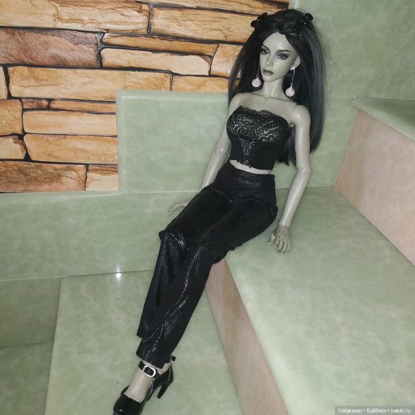 Раффина в кожаном костюме