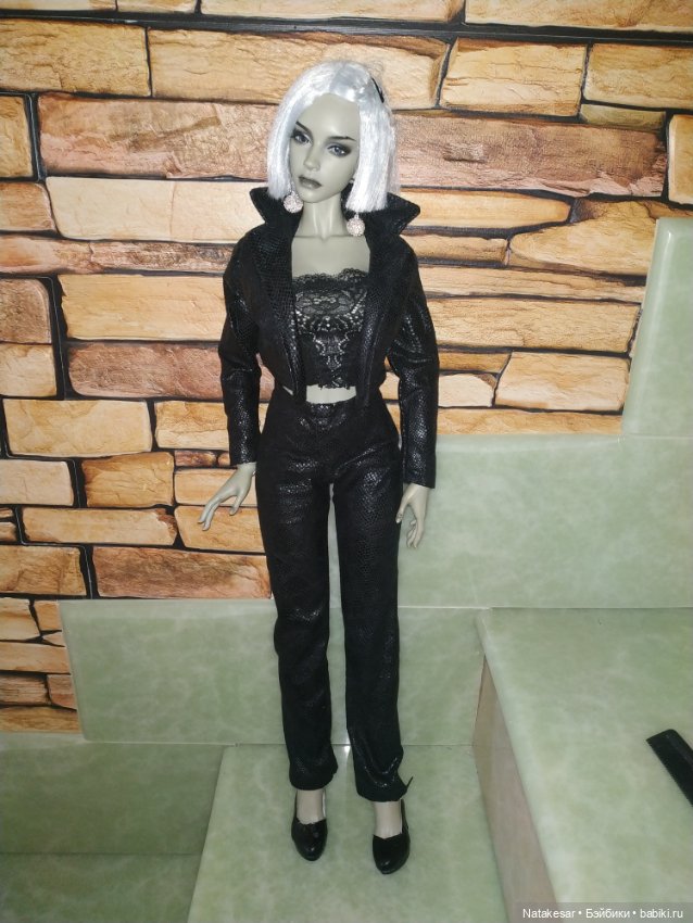 Раффина в кожаном костюме (фото 9)