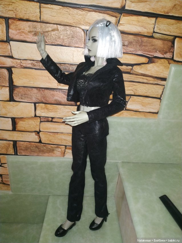 Раффина в кожаном костюме (фото 7)