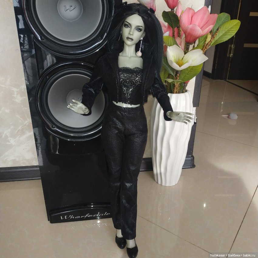 Раффина в кожаном костюме (фото 2)