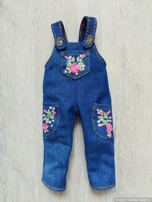У паолочек новый комплект: джинсовый комбинезончик с вышивкой и розовый свитерок