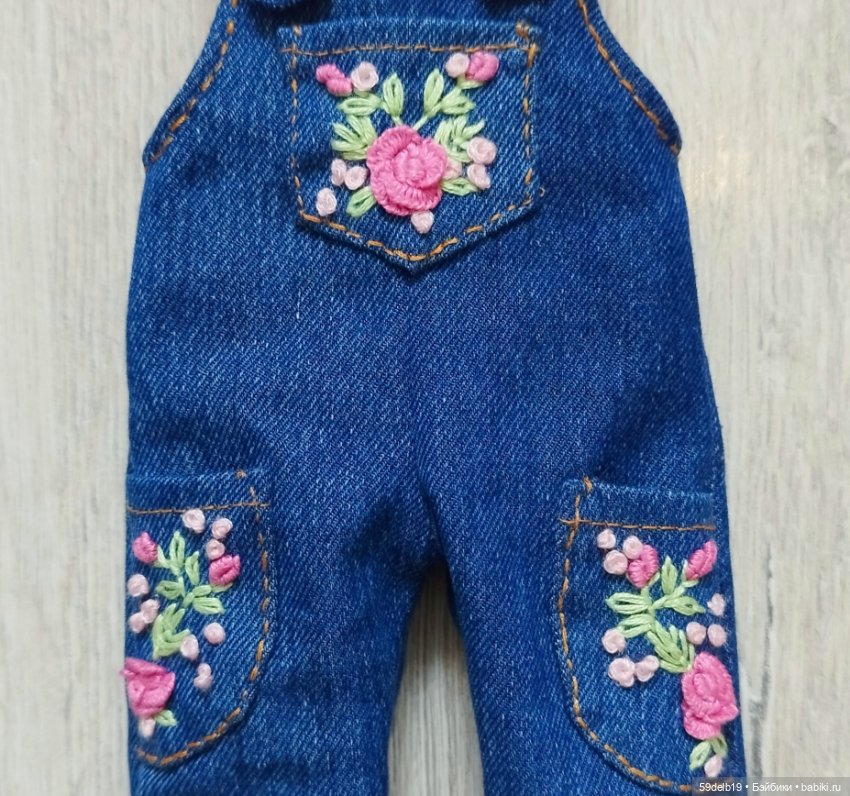 У паолочек новый комплект: джинсовый комбинезончик с вышивкой и розовый свитерок (фото 2)