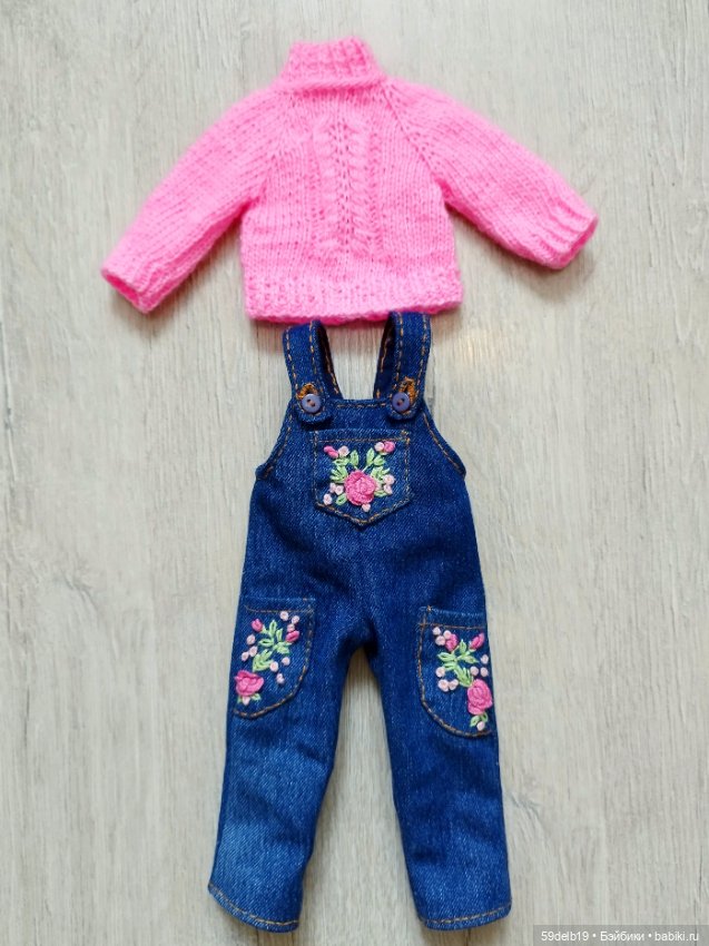 У паолочек новый комплект: джинсовый комбинезончик с вышивкой и розовый свитерок (фото 4)