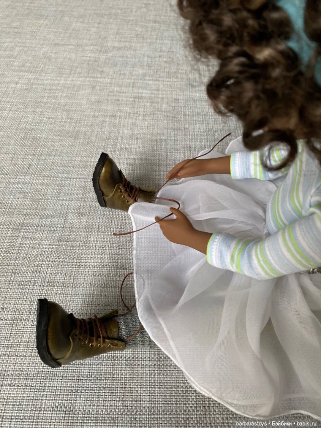 Обувные кукольные будни - хотела показать ботиночки, а получилось то, что получилось