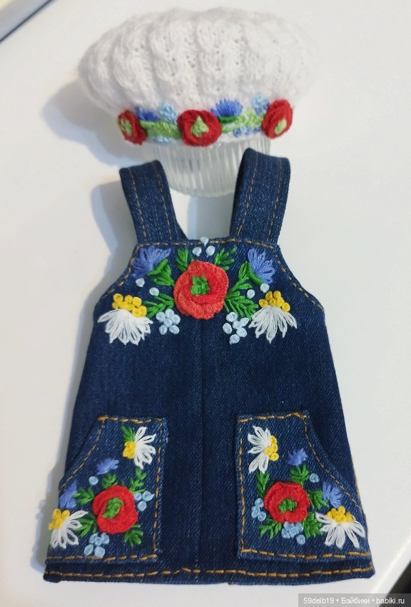 Новый наряд для паолочек: джинсовый сарафанчик, вязаный беретик с вышивкой маки (фото 6)