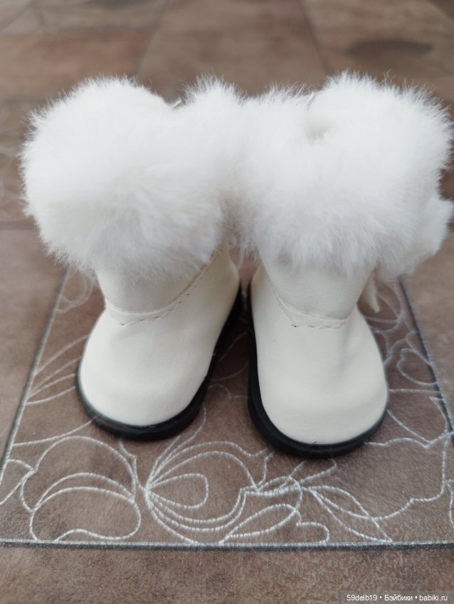 У нас новые белые сапожки