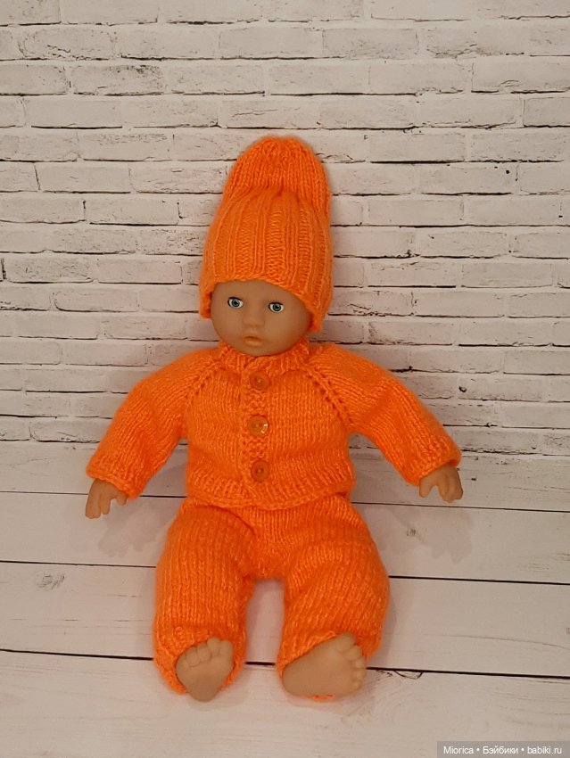 Одеваем пупса из детского сада