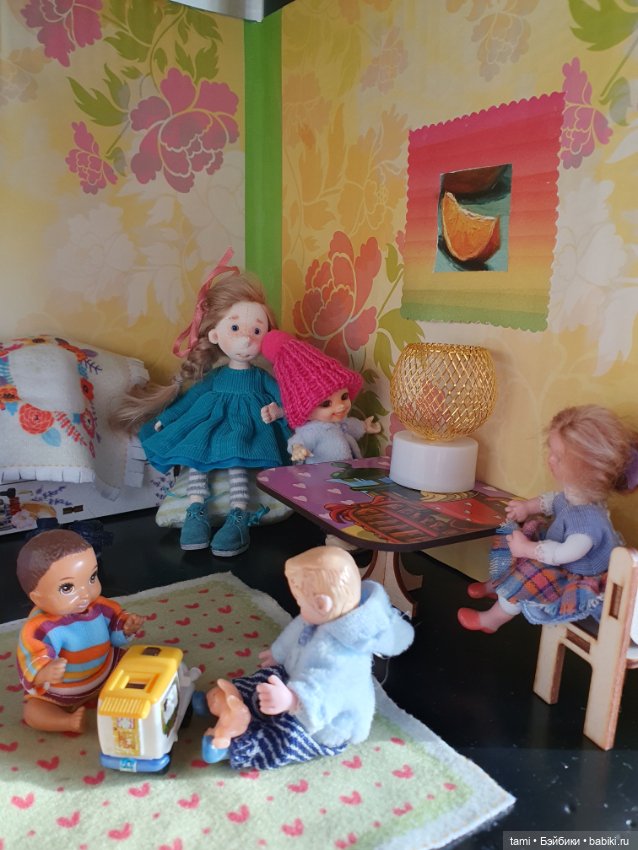 Комнатка для мелких куколок))
