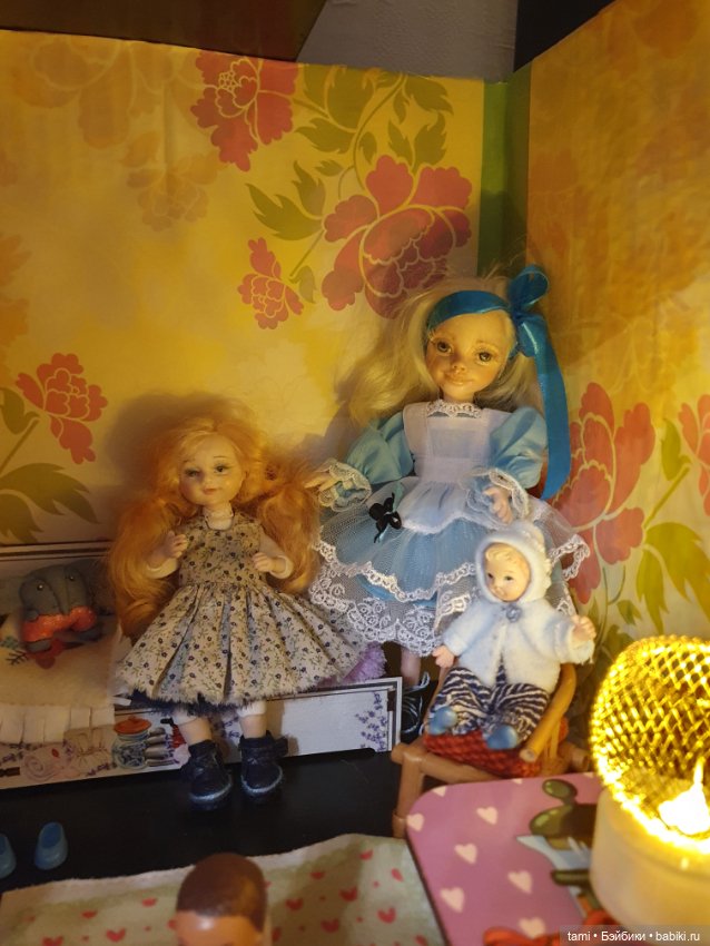 Комнатка для мелких куколок))