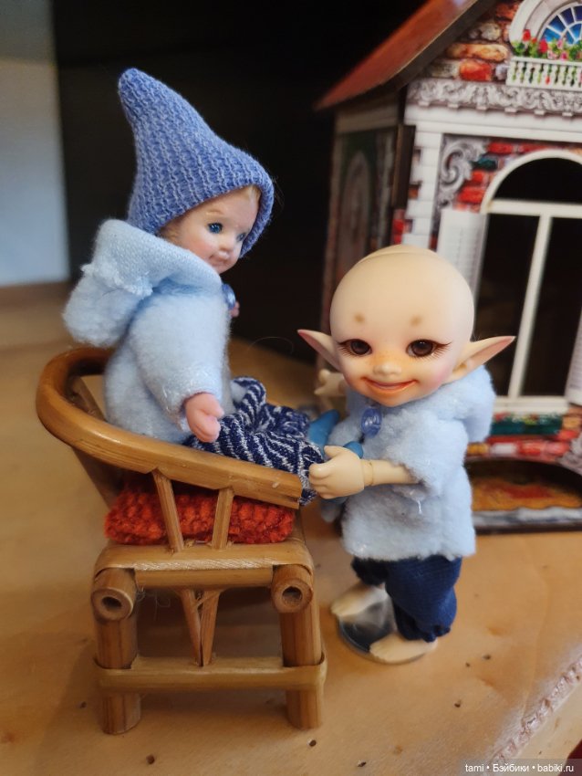 Комнатка для мелких куколок))
