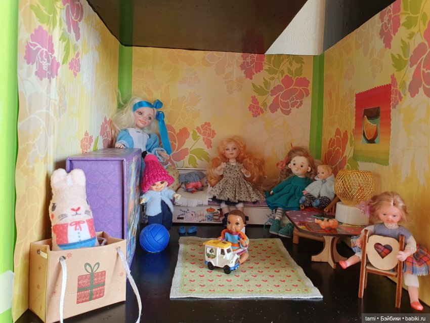 Комнатка для мелких куколок))