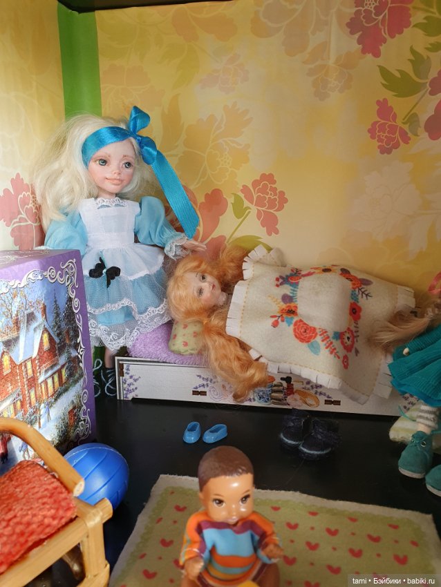 Комнатка для мелких куколок))