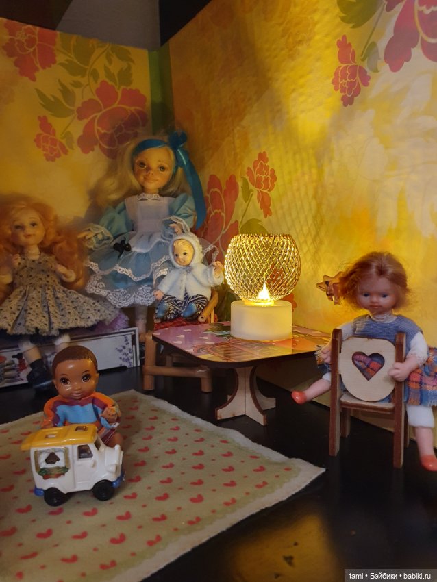 Комнатка для мелких куколок))