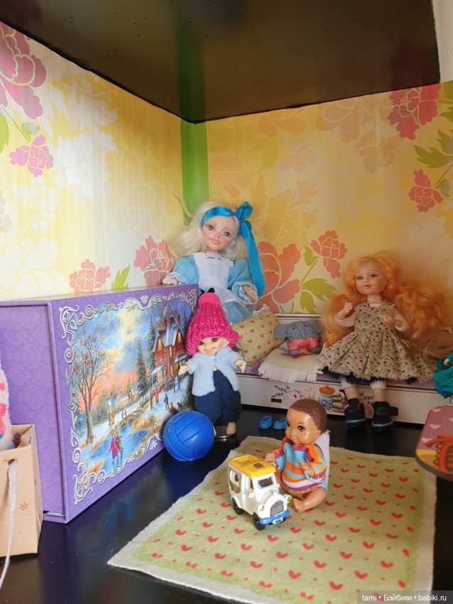 Комнатка для мелких куколок))