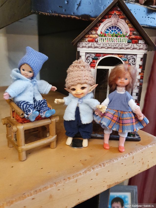 Комнатка для мелких куколок))