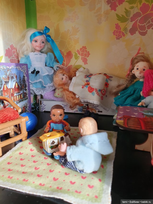 Комнатка для мелких куколок))