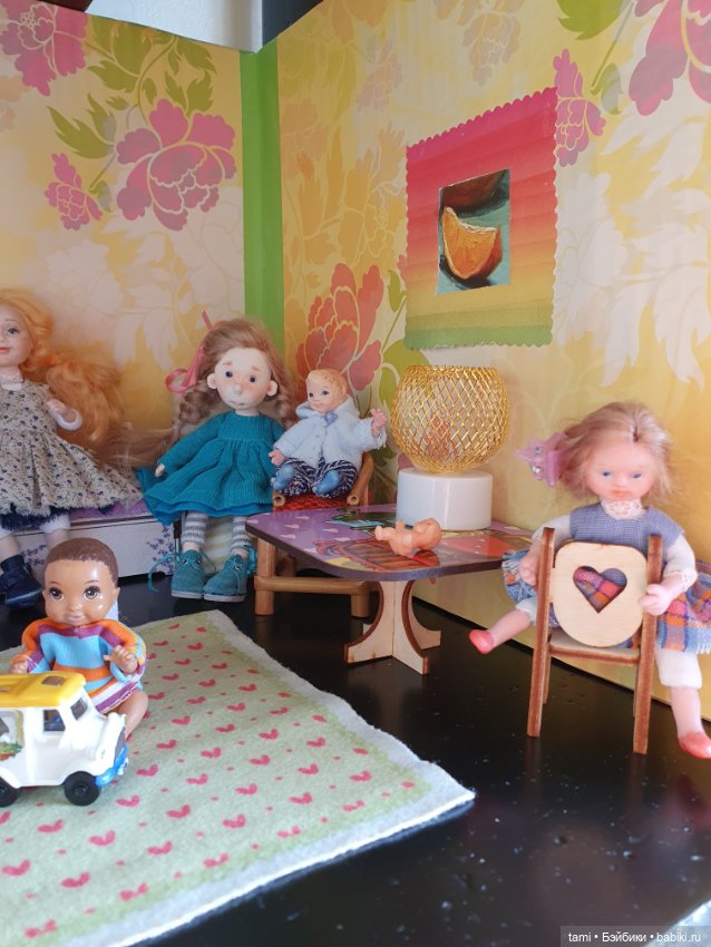 Комнатка для мелких куколок))