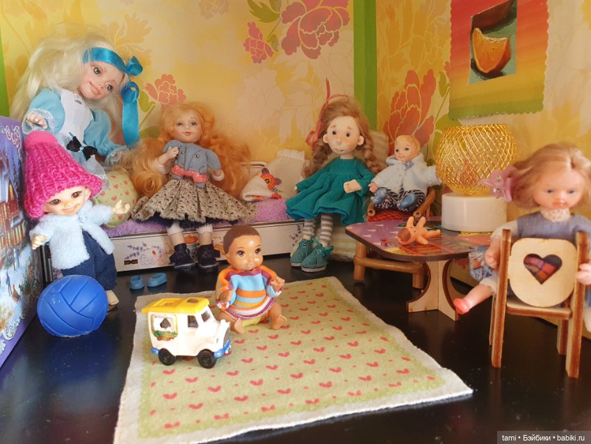 Комнатка для мелких куколок))