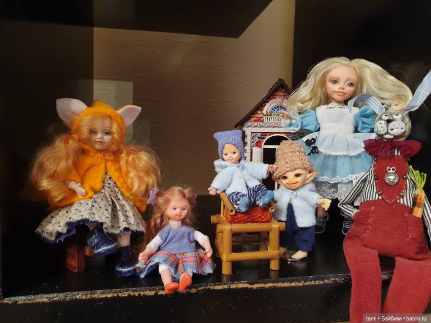 Комнатка для мелких куколок))