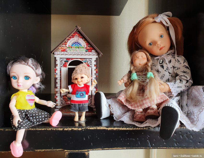 Комнатка для мелких куколок))