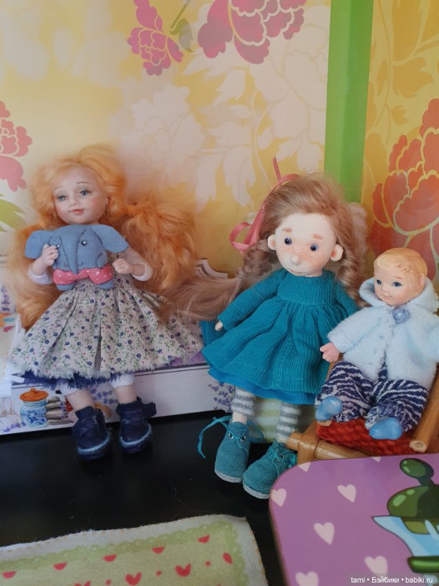 Комнатка для мелких куколок))