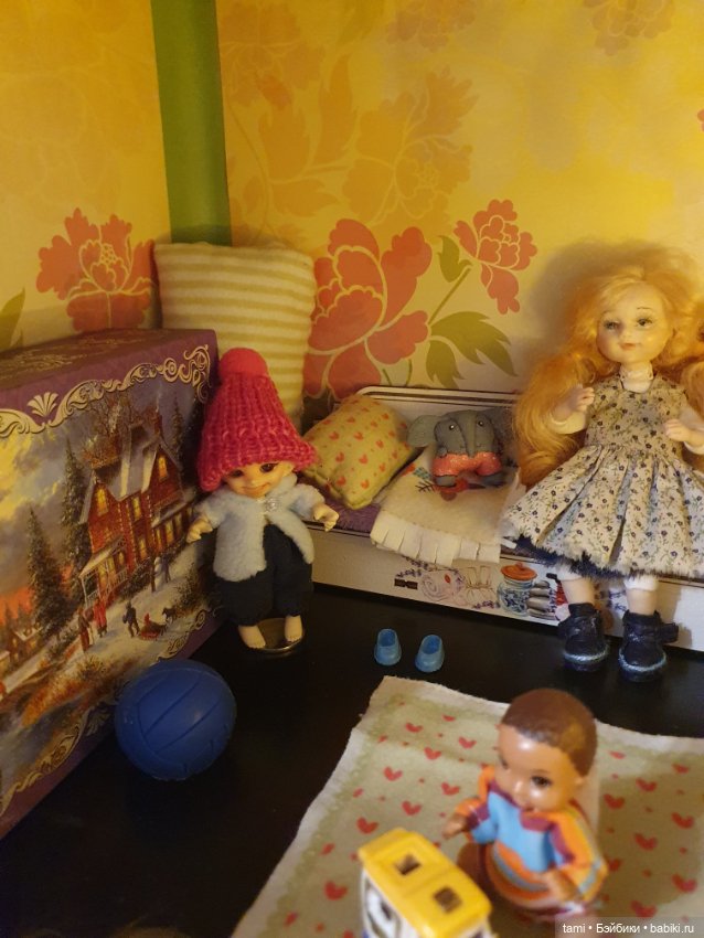 Комнатка для мелких куколок))