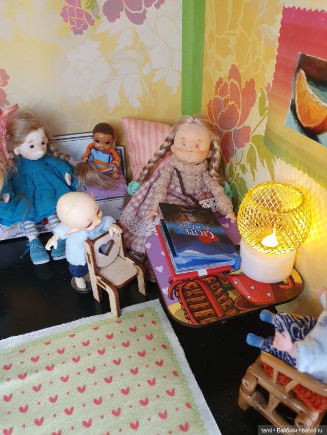 Комнатка для мелких куколок))