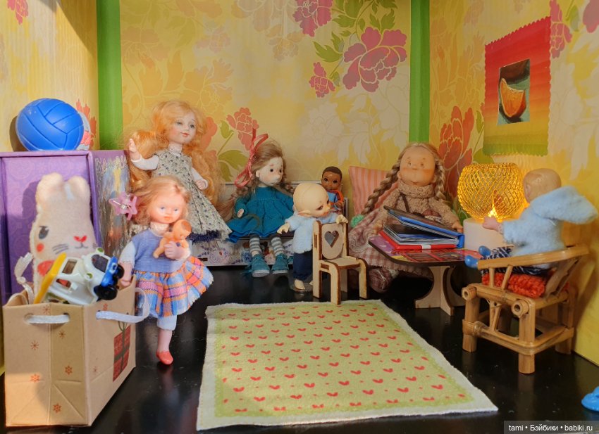 Комнатка для мелких куколок))