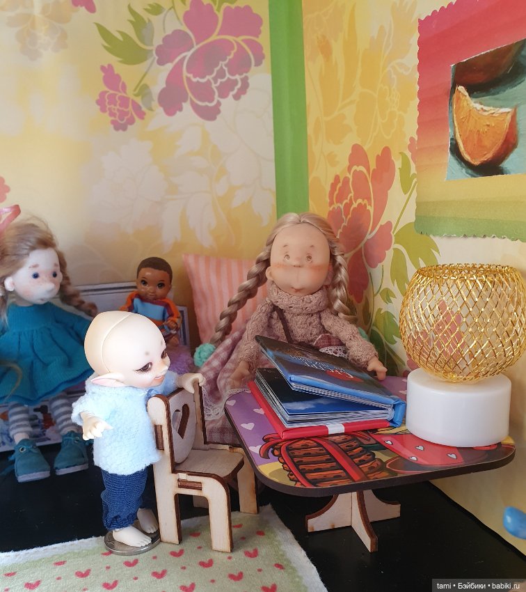 Комнатка для мелких куколок))