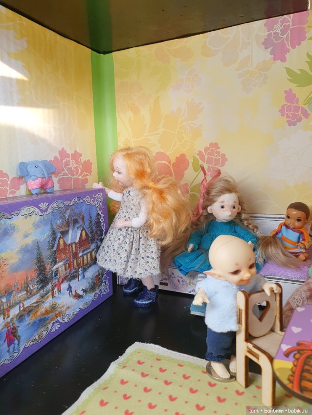 Комнатка для мелких куколок))
