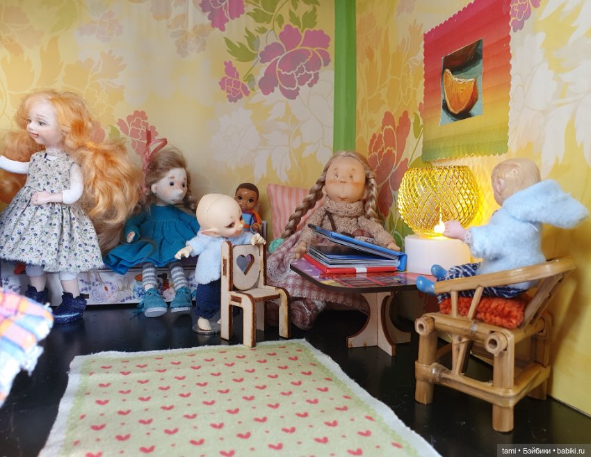 Комнатка для мелких куколок))