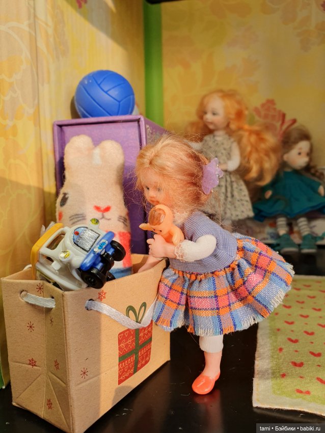 Комнатка для мелких куколок))