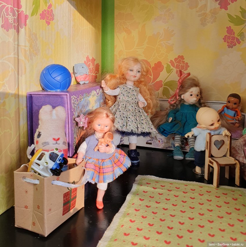 Комнатка для мелких куколок))