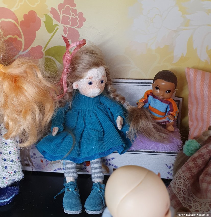 Комнатка для мелких куколок))