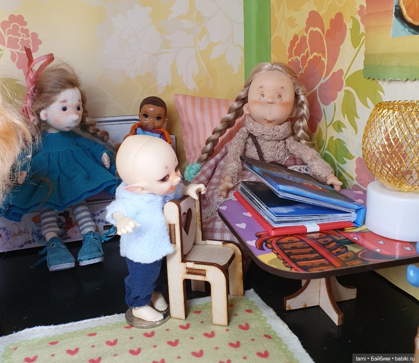 Комнатка для мелких куколок))
