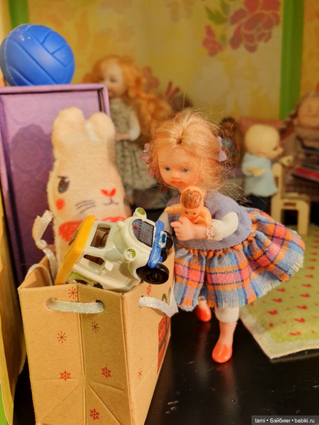 Комнатка для мелких куколок))